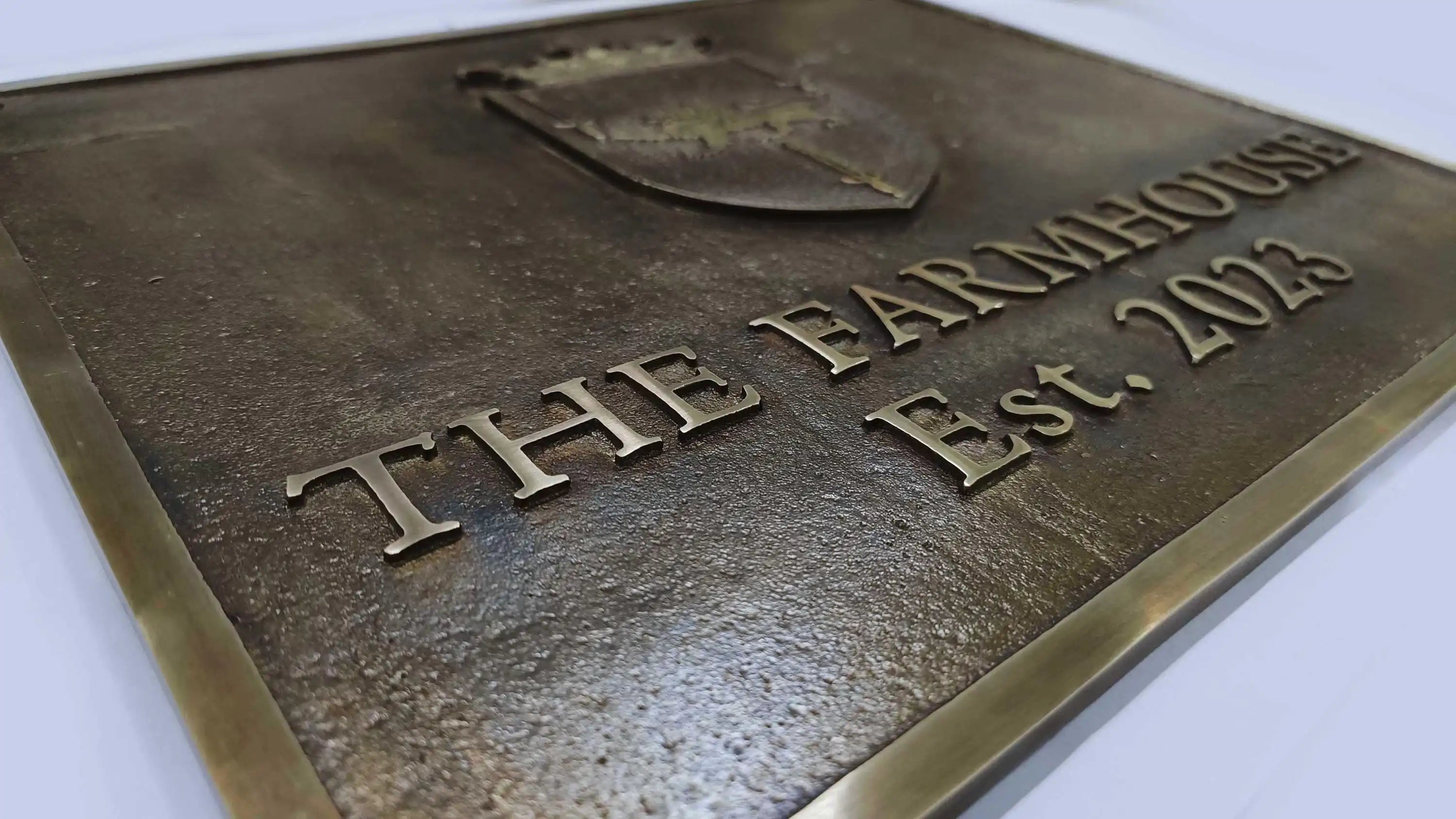 Personalized memorial plaque in cast bronze 