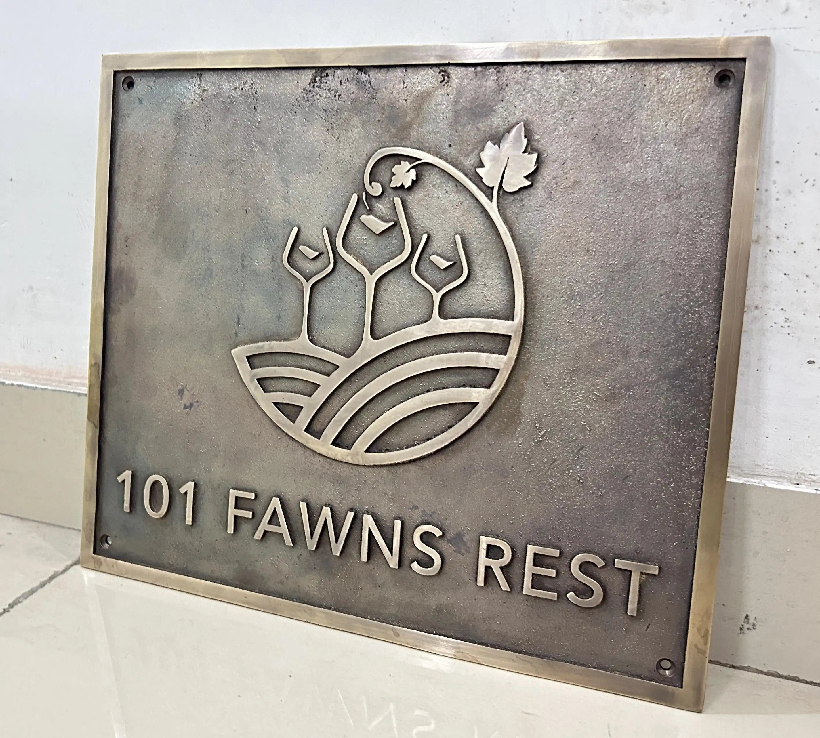 Personalized memorial plaque in cast bronze 